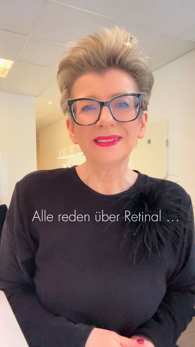 Alle reden über Retinal - aber kaum jemand erklärt, wie es wirklich wirkt.
Retinal ist moderner, verträglicher und präziser als klassisches Retinol. Aber auch der beste Wirkstoff entfaltet seine Kraft nur im richtigen System.
✨ 1-2x/Woche: Daily Glow Peel
→ verfeinert, löst alte Schüppchen, optimiert die Aufnahme
✨ Abends: Retinal Serum
→ Zellerneuerung, Klarheit, ebenmäßiger Glow
✨ Morgens: Cellular Lift Serum
→ Peptide für Festigkeit & definierte Konturen
Smart Aging funktioniert, wenn die Produkte zusammenarbeiten - nicht gegeneinander.
Speichere dir die Routine, wenn du Retinal wirklich nutzen willst.
____
#retinalserum
#vitamina
#skincareroutine
#smartaging
#cleanbeauty
#hautpflege