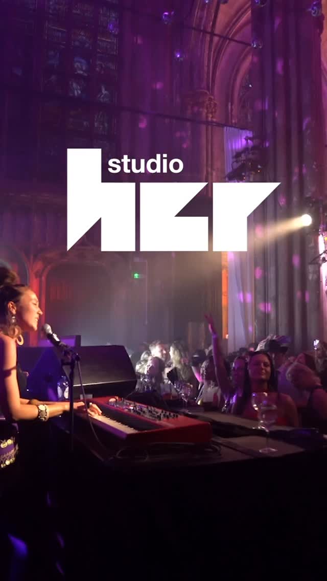 Boek de beste video en fotografen bij HER 🔥Wij representeren vrouwelijke shooters in heel Nederland en Europa. Daarmee dragen we niet alleen bij aan sterke content, maar ook aan de diversiteit van het medialandschap. En een (extra) vrouwelijke blik draagt altijd bij ❤️🔥
Benieuwd naar onze makers, eerlijke tarieven of partner kortingen? Klik op de link voor meer info, of DM mail: hello@studio-her.com