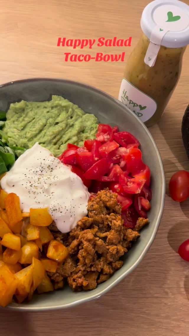 🌮 Happy Salad Taco-Bowl 🌮
Zutaten:
💚 Feldsalat
💚 Cherrytomaten
💚 Zwiebeln
💚 Hackfleisch
💚 Etwas Tomatenmark & passierte Tomaten
💚 Kartoffeln
💚 Gewürze (Paprikapulver, Salz, Pfeffer)
💚 Griechischer Joghurt
💚 Avocado
💚 Happy Salad Zitrone & Lavendel Dressing
💚 Happy Salad Kräuter & Meersalz Dressing
Zubereitung:
- Die Kartoffeln in kleine Würfel schneiden, mit etwas Öl, Paprikapulver, Salz und Pfeffer vermengen und im Ofen bei 200 °C Ober-/Unterhitze ca. 25-30 Minuten goldbraun backen.
- Tomatensalat: Die Tomaten und Zwiebeln klein schneiden, mit etwas Olivenöl, Salz und Pfeffer abschmecken.
- Guacamole: Avocado mit einer Gabel zerdrücken und mit dem Happy Salad Zitrone & Lavendel Dressing verfeinern.
- Hackfleisch: In einer Pfanne mit etwas Tomatenmark und einem Schuss passierten Tomaten anbraten.
- Feldsalat, Guacamole, Tomatensalat, Kartoffelwürfel, Hackfleisch und griechischen Joghurt in einer Schale anrichten.
- Mit dem Happy Salad Kräuter & Meersalz Dressing nach Belieben toppen.
Schau für leckere Rezepte gerne auf unserem Blog vorbei.
BE HAPPY & STAY HEALTHY 💚
#healthy #happysalad #Rezept #gesundeErnährung #salatliebe #bowl #Tacobowl