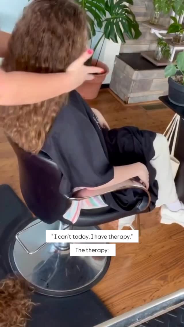 Your favourite therapist chair is calling 😜📲
Book your appointment using the link in our bio! 📆
#rochesterny #rochesternysalon #rochesternyhairstylist #explorerochesterny #hairstylist #hairsalon