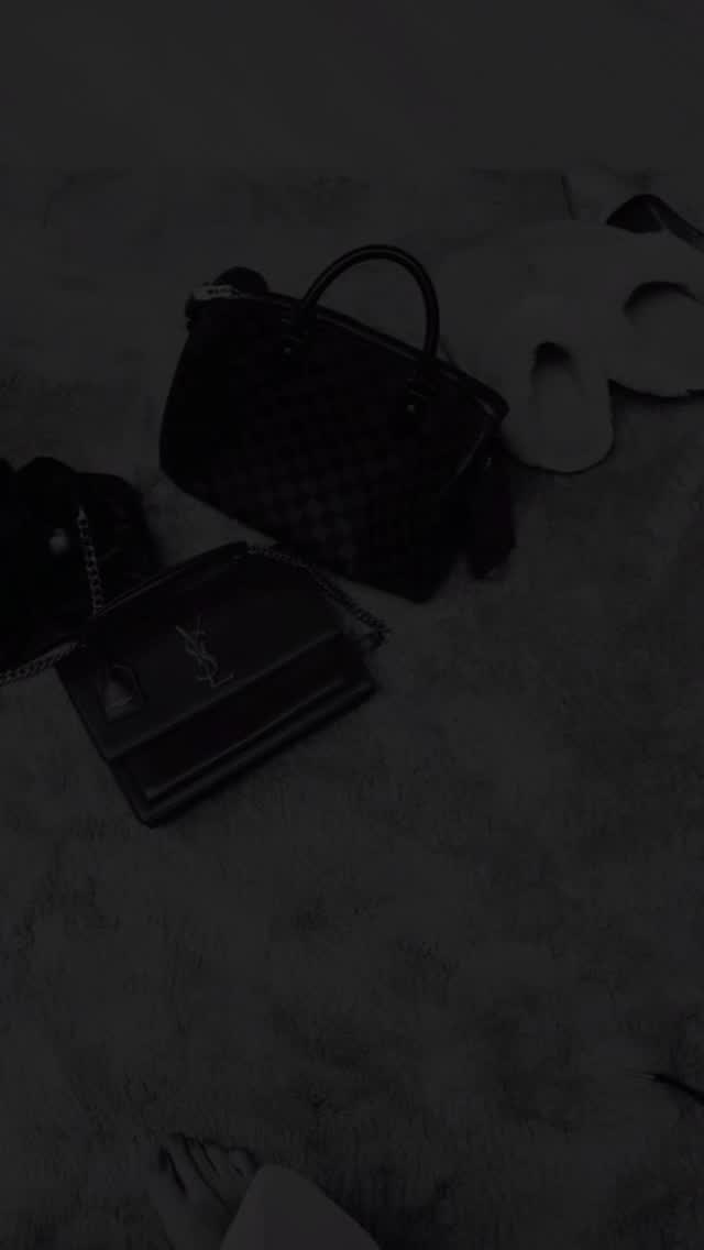 Eu não tenho uma lata de lixo cromada que levo pra sua casa e jogo todas as suas roupas no lixo. Não se trata disso.
Analisar seu guarda roupas é entender onde você estar e deixar apenas o que vai te levar pra onde você deseja.
Guarda roupas cheio não é sinônimo de ter o que vestir, certo? Agora um closet com roupas que fazem sentido esse sim te veste bem e com intencionalidade, o que te deixa mais segura de si.
Há quanto tempo você não faz essa “limpeza” no se armário? Me conta aqui 👇🏼
…
#biamatosconsultoriadeimagemeestilo #imagemeestilo #consultoriadeimagem #closetcleaning #anlisedeguardaroupa