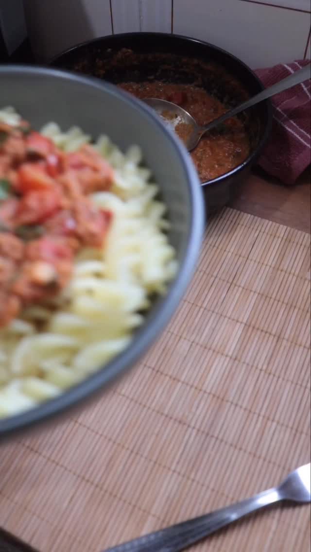 Salva pra não perder e testar por aí! 💗
Essa receita é uma das minhas preferidas pra aqueles dias em que eu tô sem tempo ou com preguiça de cozinhar. Rápida, fácil e perfeita. 🍝
✨ Ingredientes:
• Macarrão da sua escolha
• 2 dentes de alho picados
• 300 g de tomate da sua preferência (usei grape)
• 2 colheres (sopa) bem cheias de extrato de tomate
• Um pouco da água do cozimento do macarrão
• Sal e azeite a gosto
• 1 latinha de atum
• Salsinha, cebolinha ou manjericão pra finalizar
E pra facilitar ainda mais a vida na cozinha, o @superkochoficial acaba de lançar um novo app, com e-commerce integrado e cheio de funções úteis, como criar listas de compras, fazer pesquisa por voz e muito mais.
Baixe ou atualize o seu e aproveite as novidades. 💙🛒
#receitafacil #jantafácil #macarrao #receitarápida #receitadodia | publicidade