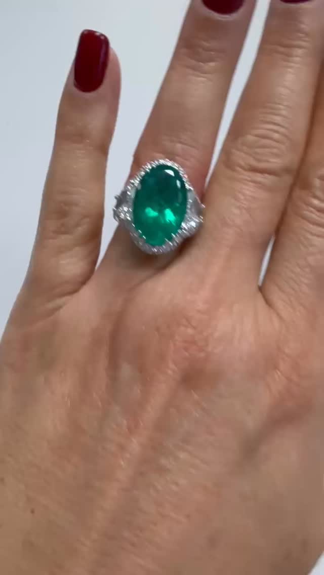 Emerald vibes, goddess energy. When a single piece of jewelry becomes the entire mood. This emerald beauty catches every light, every glance, and absolutely steels the show! #custommadejewelry #bespokejewelry #emeralddiamond #emeraldring #jewelryaddict #alperjewelry #holidays #christmas