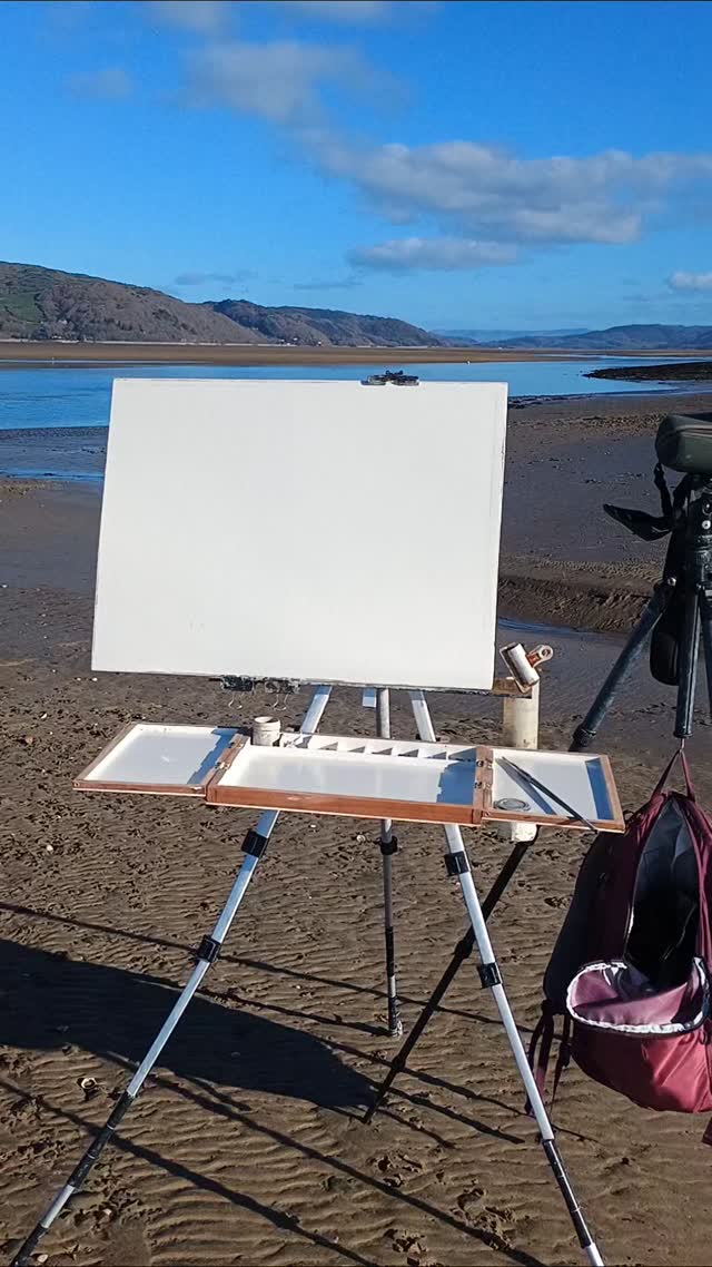 I really enjoyed using my new bigger and better homemade pallete! I've been scaling up my canvas's and so felt the need for more mixing space. I think they'll be no turning back now, this palette feels like luxury with all that space to create multiple colour pools that I can pull in different directions 🎨😊