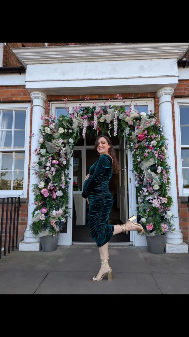 Tomorrow, I'll be at this beautiful place, the Kedleston Country House singing some festive tunes for you while you have a browse around the gorgeous Christmas market they have on! This was me outside when I sang there at my cousin's wedding last year, and obviously I'm not carrying the same cargo as I was then, but how stunning is the entrance?!
You don't wanna miss it, it's going to be LUSH!
#singer #christmas #festivevibes #musiciansofinstagram #merrychristmas🎄
