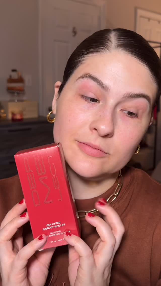 Obsessed with the @dermelect Get Lifted Instant Face Lift cream! It has the loveliest tightening effect and is going to help my holiday glam look extra snatched this year! 🎄❄️🥂
Thanks, @fromthelobby!
#ugc #ugccreator #beautycreator #mua #makeupartist #skincare #skincarejunkie #skincareeugc #dermelect #fromthelobby