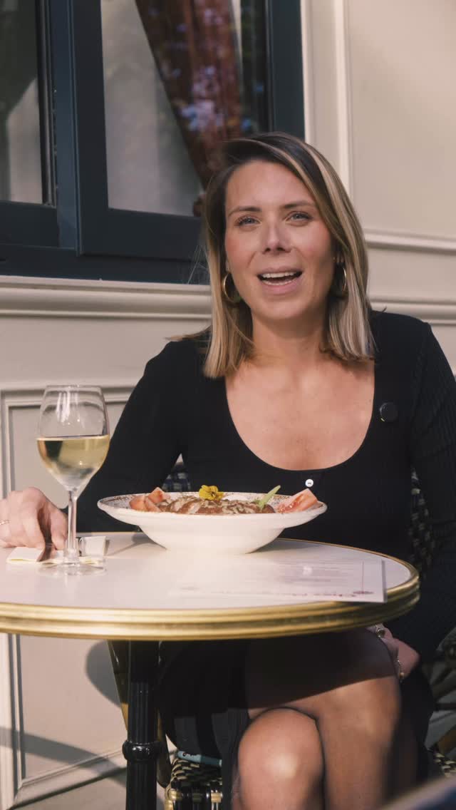 Chez Marguerite, la classique salade César se métamorphose en une savoureuse salade Napoléon 🥗
Découvrez-la sur notre nouvelle carte !
Un mélange frais composé de salade, anchois, œufs, tomates, radis, poulet français, agrémenté d’un comté affiné pendant 30 mois 👌🏼
#paris #onmytable #terrasse #restaurantsparis #bonneadresseparis #parisfood #terrasseparisienne #frenchfoodlovers #restaurantparisien #eatparis #instafood #parisjetaime #chezmargueriteparis #bouillonparisien