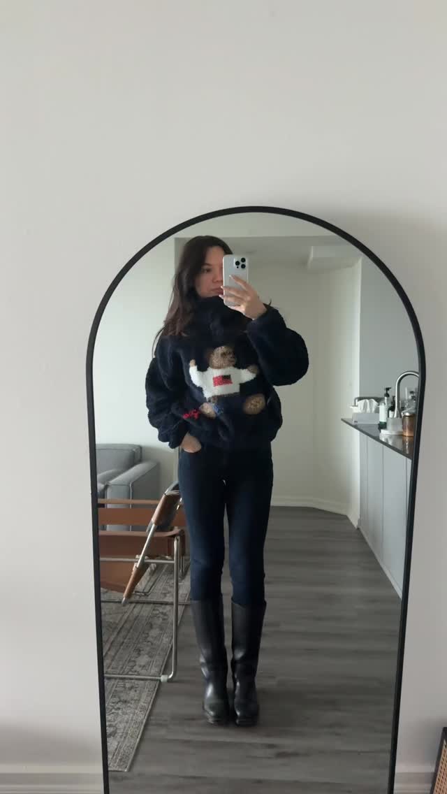 Elevate your wardrobe with this luxe teddy-fleece mock neck from Polo Ralph Lauren in rich Hunter Navy 🐻✨ Think old-money meets cosy weekend chic: high-pile fleece meets the iconic Polo Bear motif. Layer it with tailored trousers or wear it oversized with white denim for that effortless “coastal granddaughter” vibe. Pin it now — because investment pieces like this don’t just stay in your closet, they tell your story.
Cozy, Easy and Chic
Comment SHOP below to receive a DM with the link to this post on my LTK ⬇ https://liketk.it/5yBbk #ltkcyberweek #ltkootd
#LuxuryFashion #WardrobeStaples #OldMoneyAesthetic #cozychic #ralphlauren #polobear