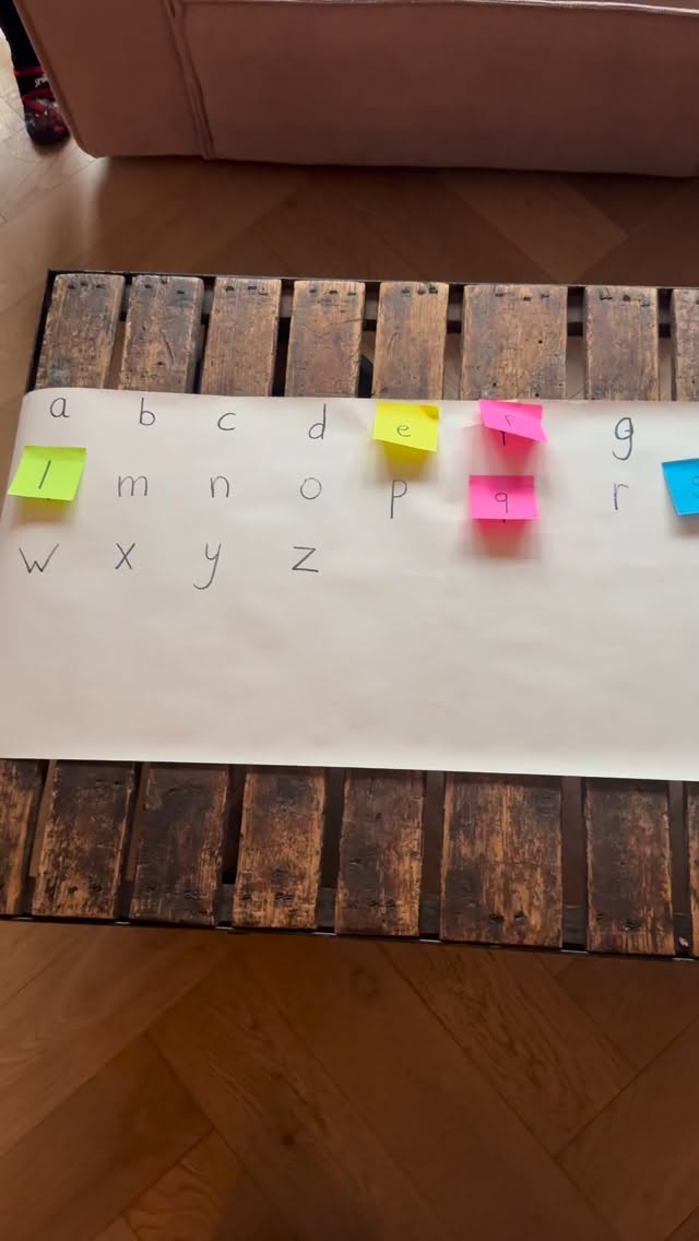 Twee Pieten op zoek naar zoveel mogelijk letters in ons huis. Wat een plezier hebben we gehad! Letters verstoppen, letters zoeken en letters herkennen. Een leuke oefening om spelenderwijs te leren!đ
#kinderfysiotherapie #kinderoefentherapie #lettersleren #fysiotherapie #oefentherapie #motorischeontwikkeling #motoriek #fijnemotoriek #kinderoefentherapeut #kinderfysiotherapeut #kinderoefentherapie_zn