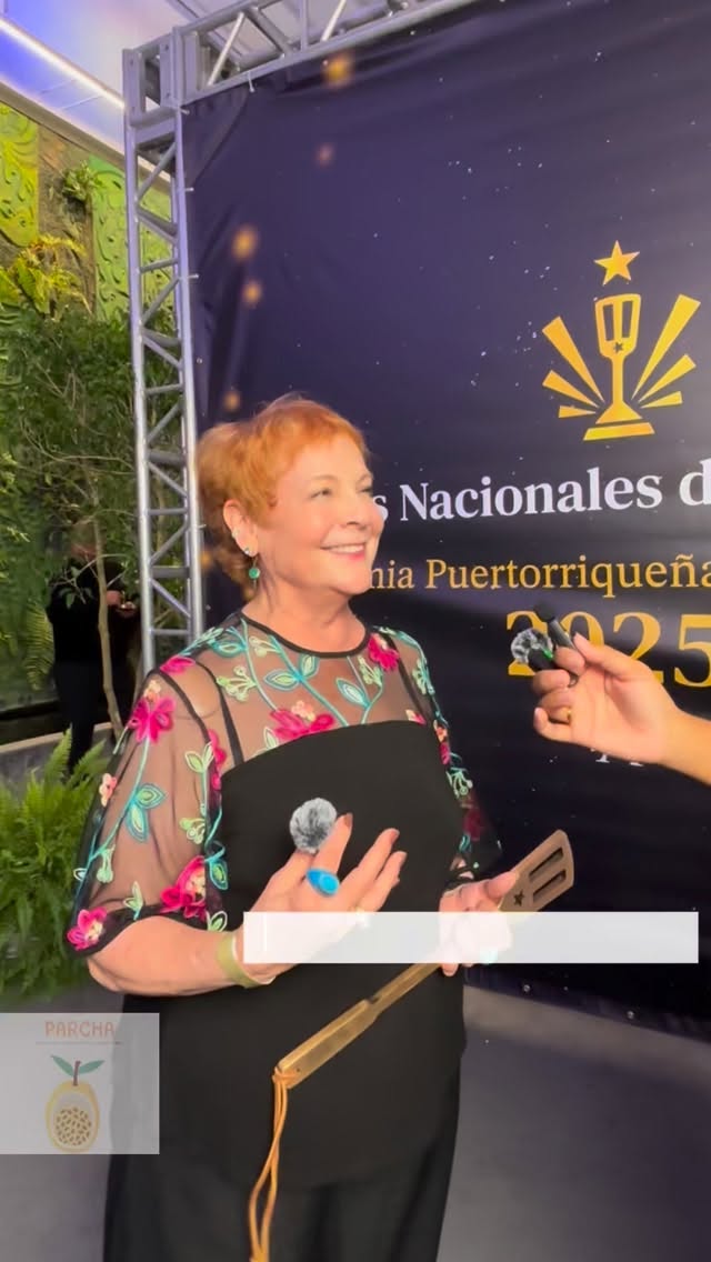 “… somos el motor de la economía y no tenemos mucha ayuda gubernamental, para permisos, en las ayudas para la electricidad. Eso me preocupa…”, indicó la chef @giovannahuyke. Tuvimos el placer de preguntarle a la chef sobre el futuro de Puerto Rico dentro de la industria gastronómica, luego de que ganara el galardón Educación y Mentoria en los Premios Nacionales de Gastronomía @apuga.pr. Muchas gracias chef, su conocimiento enriquecen nuestros micrófonos y nuestra voz.