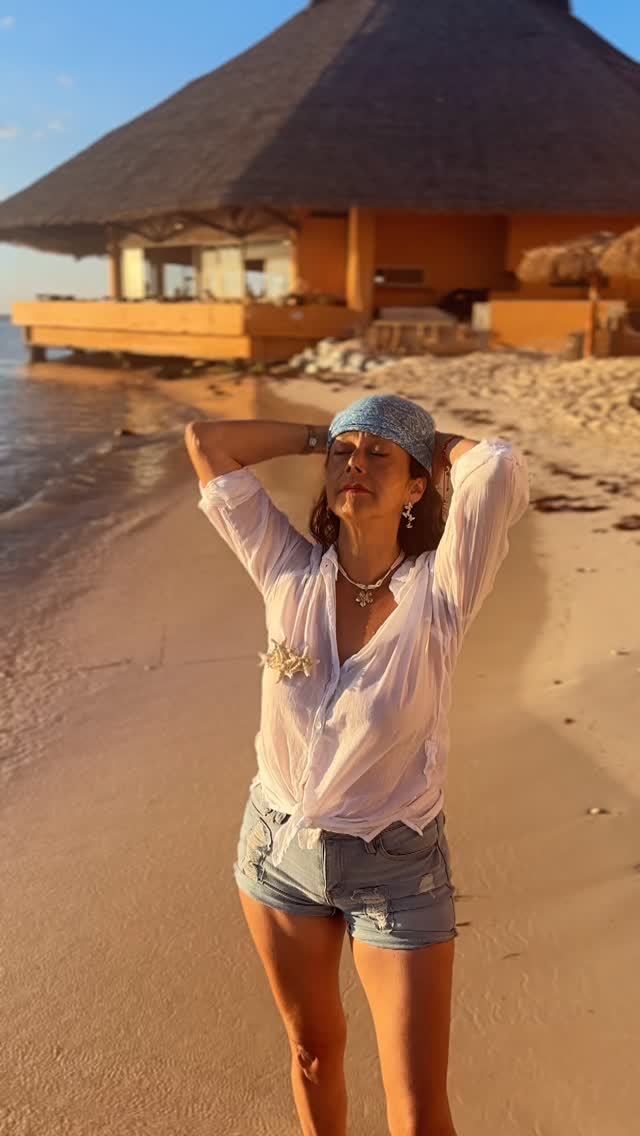 En Ayurveda ese ritmo se denomina Ritam:la inteligencia universal que mantiene el equilibrio de todo lo que existe-las mareas, el amanecer, tu respiración y tus pensamientos.
Cuando sintonizamos con ese orden natural, la mente se calma, el corazón se alinea y la vida fluye con más suavidad.
En cada paso🦶🏽, el cuerpo recuerda… que el también es naturaleza.🌞.
Sientes que estás viviendo en armonía con tu propio Ritam?
Cuéntame en los comentarios que te ayuda a reconectar con tu ritmo interior 💚.
#ayurveda #sabiduría #fluirconlavida #bienestarholístico #ayurvedica #amorpropio #ayurvedaparamujeres #vidaconciente #latinasenusa #naturalezasanadora