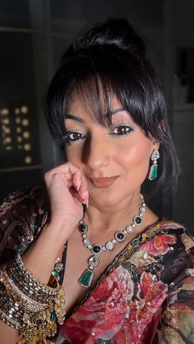 When the glam is rich, sculpted and camera-ready… it becomes a moment ✨
This look is all about bronzed definition, soft smokey eyes, glossy nude lips and a touch of cinematic glow to give you a evergreen youthful look 😍 The kind of glam that owns the room without needing to say a word.
Glam Breakdown:
✨ Polished skin with a warm toned sheen
✨ Smokey bronze eyes with a lifted outer corner
✨ Sculpted cheekbones + soft-focus contour
✨ Gloss-balm nude lip for effortless elegance
✨ High-shine glow on the high points
✨ Statement jewels from @_shobhajewels_ + floral saree from @raamrostyle plus this amazing bangles from @vahini_fashions to tie the whole look together ❤️
It’s bold, feminine and unapologetically luxe - perfect for a party night, formal event or anywhere you want to feel like the main character.
Save this for your next glam night inspiration ✨
DM me “GLAM” for event makeup bookings.
.
.
.
.
.
(red carpet makeup look, party glam makeup, South Asian event glam, bronzed smokey eye, luxury makeup artist London, Slough makeup artist, ABM PRO London, London glam mua, party saree, evening saree, best jewellery, bangle wear, party glam, makeup inspo, Slough mua, red carpet makeup, reception makeup, bronzed makeup, evening glam inspo)