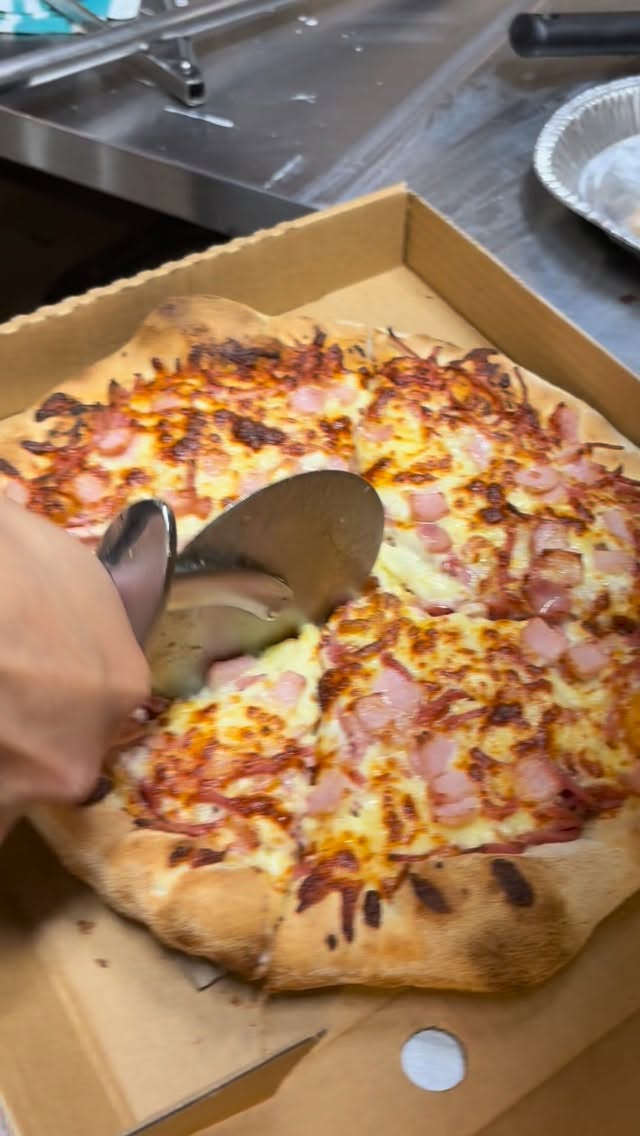 We’re pumping out donuts & pizzas to mad tunes and good vibes! 🎶 😁 The weekend waits for no one — why not come get your fix now? 😉😋 We close at 10.30pm tonight, and offer delivery to locations within 6km.
#melbournefoodscene #melbournefoodie #takeout #takeoutfood #hotmeals #pizza #pizzas #parma #parmiagiana #HSP #dinner #donut #donuts #doughnut #doughnuts #dessert #desserts #sweettreats