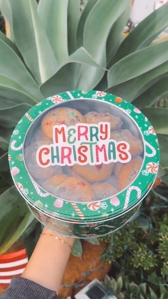 All I want for Christmas are holiday M&M chocolate chip cookies ❤️
#cookies #holidaycookies #chocolatechip #christmastime #christmasbaking #holidaydesserts