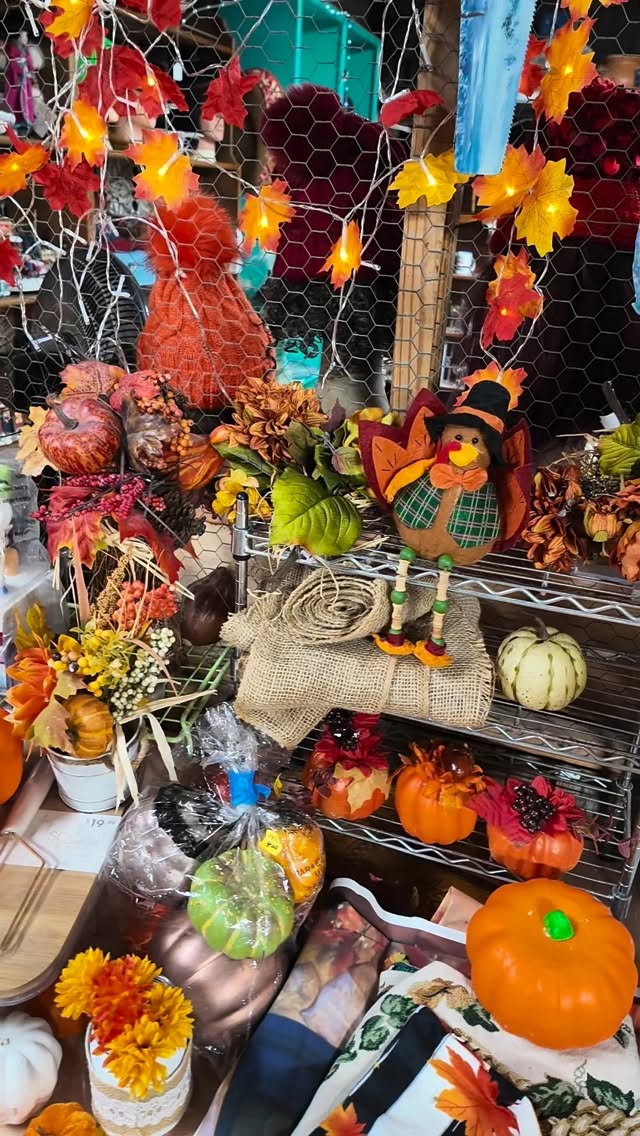 This weekend is your last chance to shop before Thanksgiving 🦃 We’ve got everything you need to Serve, Sleigh and Set the Table this Season so come by for last minute hosting essentials. Saturday and Sunday from 9-5 🤗
.
.
.
#tablesettings #dishes #cookware #glassware #thriftedhome #thriftedfinds