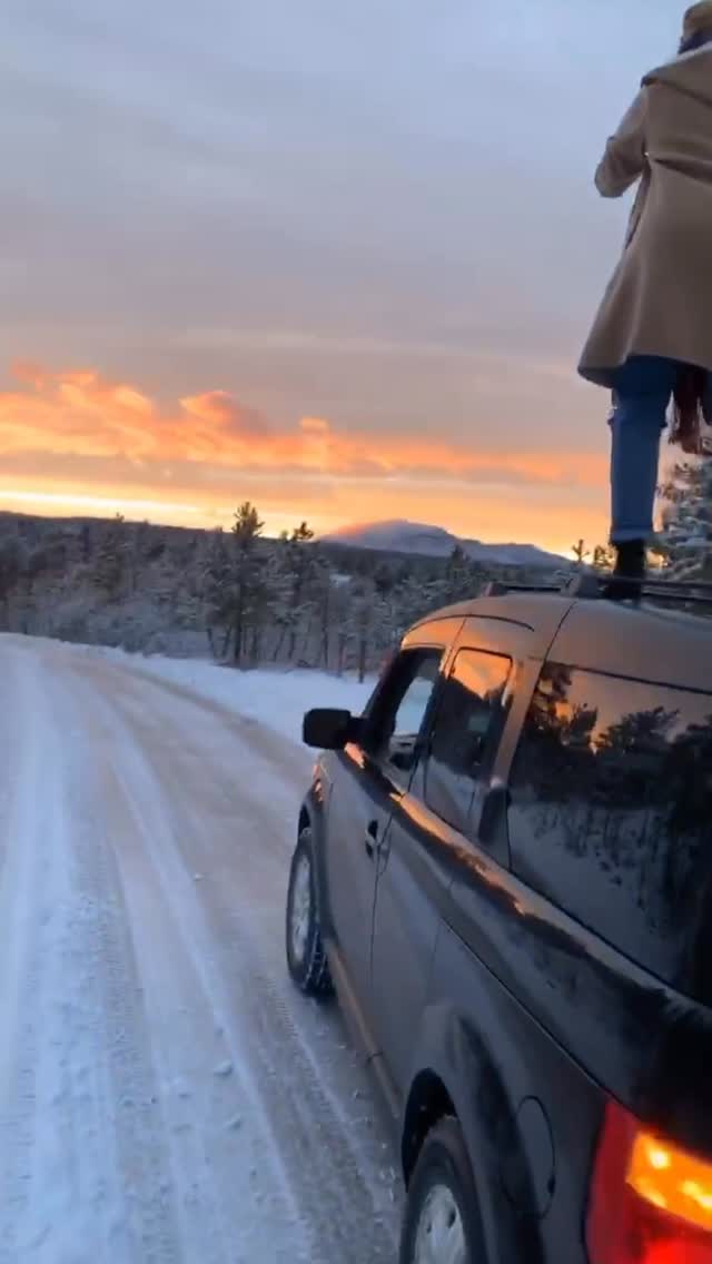 Crow Peak hits different in the winter, especially when the sun melts behind it. 😍
From climbing on top of my old Honda Element in wedge heels (in frigid temps, mind you) to unboxing it as a 40x50” float-frame canvas ready to live on someone’s wall… I fell in love with this memory all over again. 🥹🫶
There’s something special about turning a moment you felt into art you can live with every day.
If this view speaks to you too, now’s the time 🙌🏽
Float-frame canvases must be ordered by Nov 20 to arrive in time for Christmas.
✨ Want to see how it transforms your space? Comment “mockup” or DM me a photo of your wall and I’ll create one for you. 👈🏽
