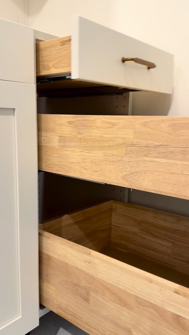 I have a clear winner for drawer pulls in my head. It speaks to me 🙌🏻