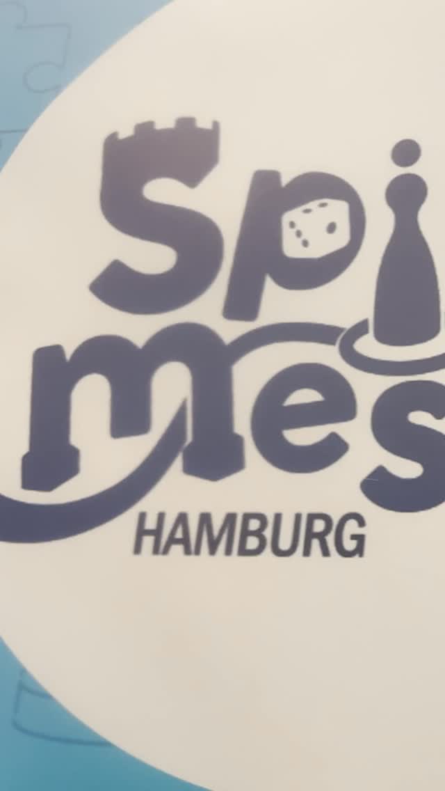 Tauche ein in die bunte Welt der analogen Spiele!
Vom 28. bis 30. November 2025 verwandelt sich die Hamburg Messe in ein riesiges Spiele-Paradies für die ganze Familie.
Egal ob Brettspiel, Kartenspiel, Rollenspiel oder Tabletop – auf der Spielemesse Hamburg findest du die neuesten Spielehits, beliebte Klassiker und spannende Geheimtipps. Probiere selbst aus, entdecke kreative Spielideen und erlebe die einzigartige Atmosphäre, wenn tausende Menschen gemeinsam spielen.
Freu dich auf:
🧩 Große Ausstellungsflächen mit Verlagen & Händlern
🎭 Die Artist Area mit Illustrationen und kreativen Köpfen
🏆 Spannende Turniere & Wettbewerbe
🎤 Ein abwechslungsreiches Bühnenprogramm mit Talks & Workshops
👨👩👧👦 Spiele für alle Altersgruppen – von Kinderklassikern bis Expertenspielen
🌍 Das große Weltrekord-Event: Die längste LEGO® Kugelbahn der Welt!
Ob Familienausflug, Spieleabend mit Freund*innen oder Inspiration für deine Spielesammlung – hier ist für jeden etwas dabei.
Jetzt Tickets sichern und Teil des Erlebnisses werden!