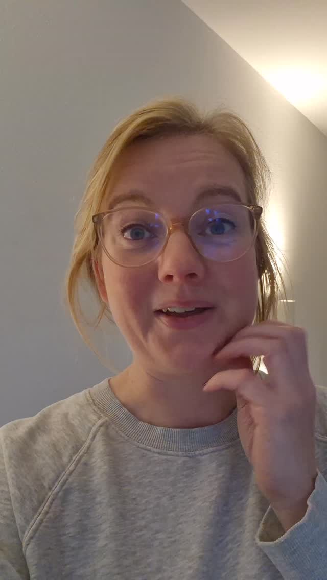 Tell me: wat doe jij met al die "waardevolle schatten" doe jouw kinderen maken?!
Die koe staat echt al weken in ons huis, maar mogen WE ECHT NIET WEGDOEN. Hij krijgt ondertussen ook een zusje van het zusje en ik ben bang dat we straks een hele koeienfamilie in huis hebben 😅