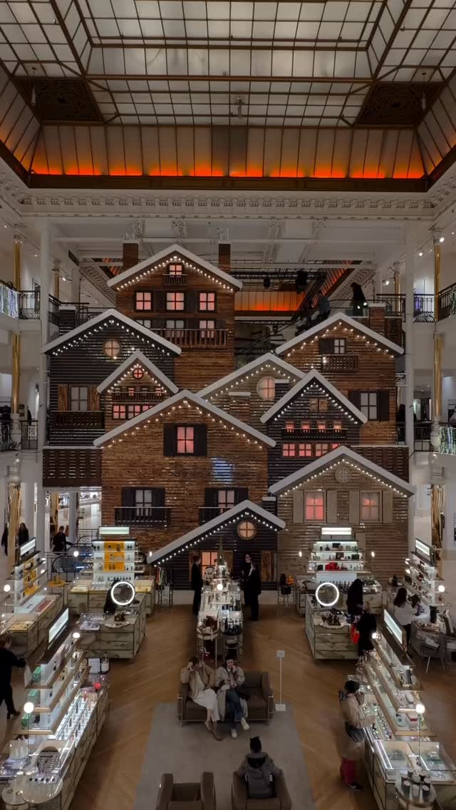 Christmas is just around the corner at @lebonmarcherivegauche 🎄🎅
Remix @raphaelmetivet
#frenchquartermagazine #traveltofrance #parisfrance #parisjetaime #lebonmarché #iloveparis❤️ #ilovechristmastime