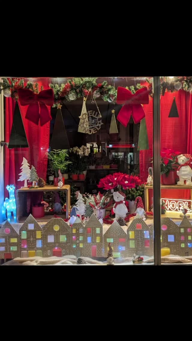 ✨🎄 La magie de Noël s’installe dans ma vitrine ! 🎄✨
Cette année, j’ai créé un véritable petit village enchanté : des maisons illuminées, des sapins en feutrine, de joyeux petits Pères Noël et d’adorables personnages pain d’épices qui veillent sur l’ensemble.
Les ours en peluche apportent une touche de tendresse, tandis que les poinsettias rouges illuminent la scène de leurs couleurs chaleureuses. ❄️❤️🌿
Un décor poétique, lumineux et rempli d’esprit de fête pour vous plonger dans l’ambiance de Noël dès le premier regard.
Passez me voir à Nice et laissez-vous emporter par cette féerie hivernale ! ✨
#fleuriste #noel #vitrinedenoel #nice #ilovenice #christmas #christmasdecor #artisanfleuriste #floriste #fleurs #magiedenoel #paindepices #sapin #deconoel #wintervibes 🎄✨