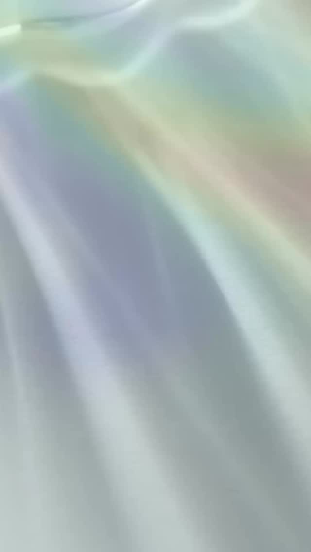 „In den letzten Tagen tauche ich in eine faszinierende Form der Energiearbeit ein, die den Menschen nicht nur körperlich, sondern auch emotional ganzheitlich betrachtet. Dabei wird mit dem feinstofflichen Feld und den Energiezentren gearbeitet – dort, wo sich Stress, Gefühle oder innere Unruhe oft zuerst zeigen.
Was mich daran berührt: Wie spürbar Ruhe und Klarheit entstehen können, wenn diese Bereiche gereinigt und harmonisiert werden. Es fühlt sich an wie ein sanftes ‚Durchatmen‘ auf mehreren Ebenen. ✨ In dieser Arbeit bin ich nicht diejenige, die etwas heilt, sondern eher ein Kanal, der hilft, das eigene System zu klären und zu ordnen. So kann die natürliche Fähigkeit zur inneren Regulation und Selbstheilung wieder spürbarer werden und sich entfalten.
In den nächsten Tagen nehme ich euch ein wenig auf diese Reise mit. Sei gespannt. Sei offen.“ 💫 #achtsamkeit #energiearbeit #healing #prana #emotionen #hoffnung #schmerzenlösen #innererfrieden #selbstfürsorge