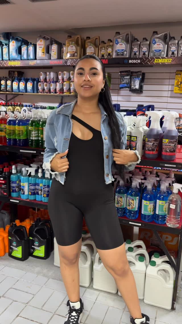 🔥 El que no enseña… ¡NO VENDE! 😉
Y nuestra vendedora lo sabe 😏✨
Conoce los productos que hacen brillar cualquier lavadero:
🟣 M7 – El desengrasante más poderoso del mercado 💥✨ Espuma activa y multiusos.
🟡 Desmanchador Power – Dile adiós a manchas, grasa y contaminación 👋🧼
🍊 Shampoo Naranja – Acabado reluciente y profesional ✨ pH neutro, seguro para tu pintura 🚗
⚫ Restaurador de Partes Negras – Humecta, restaura y repele agua y polvo 💧✨ Acabado seco y brilloso.
📍 Encuéntranos en Cra 65 con Calle 20 – Guayabal.
🌿 Somos Bmax, profesionales en aseo ecológico.
#detalladodeautos #colombia #elquenoenseñanovende #bmaxecologico #outletautomotriz #cuidadoautomotriz