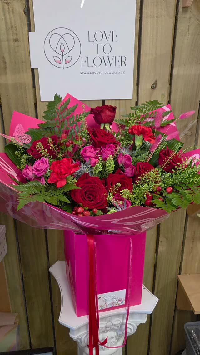 www.lovetoflower.co.uk
#redroses #giftideas #flowersoftheday #flowerdelivery #thistles #redandpink