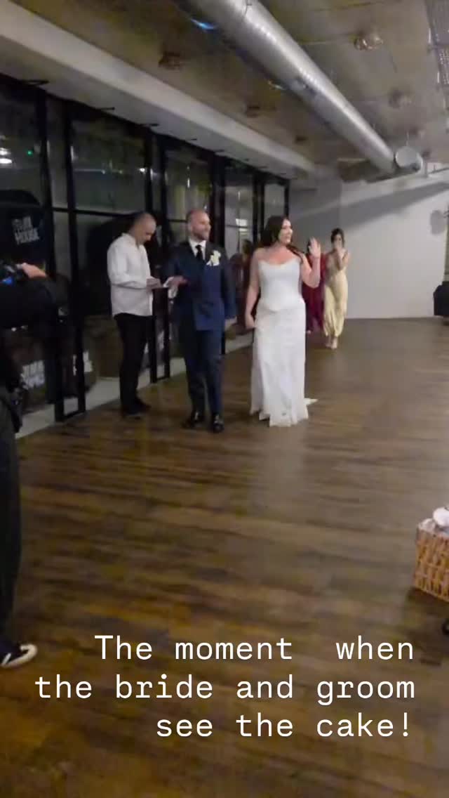 Beautiful moment of the bride and groom seeing their cake. Don’t think she expected the cake to be so big 😍 #twistedcakesbytia #welwyngardencity #cakedecorating #welwyngardencitymums #cakedecoratingvideos #cakedecoratingvideos #stalbansmums #stalbans #hertfordshirecakes #cakedecoratingtutorials #cakesofinstagram #wedding cakes#wedding cakes Hertfordshire