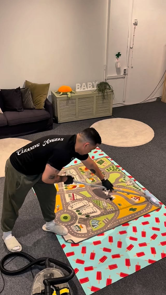 🥹👼🏼 I think she approved?
Tiesitkö, että puhdas matto parantaa sisäilman laatua, pidentää sen käyttöikää ja on tietysti myös mukava pienten tassujen alla.
Kurakausi 0 - Matot 1 ✨
#tekstiilipesu #matonpesu