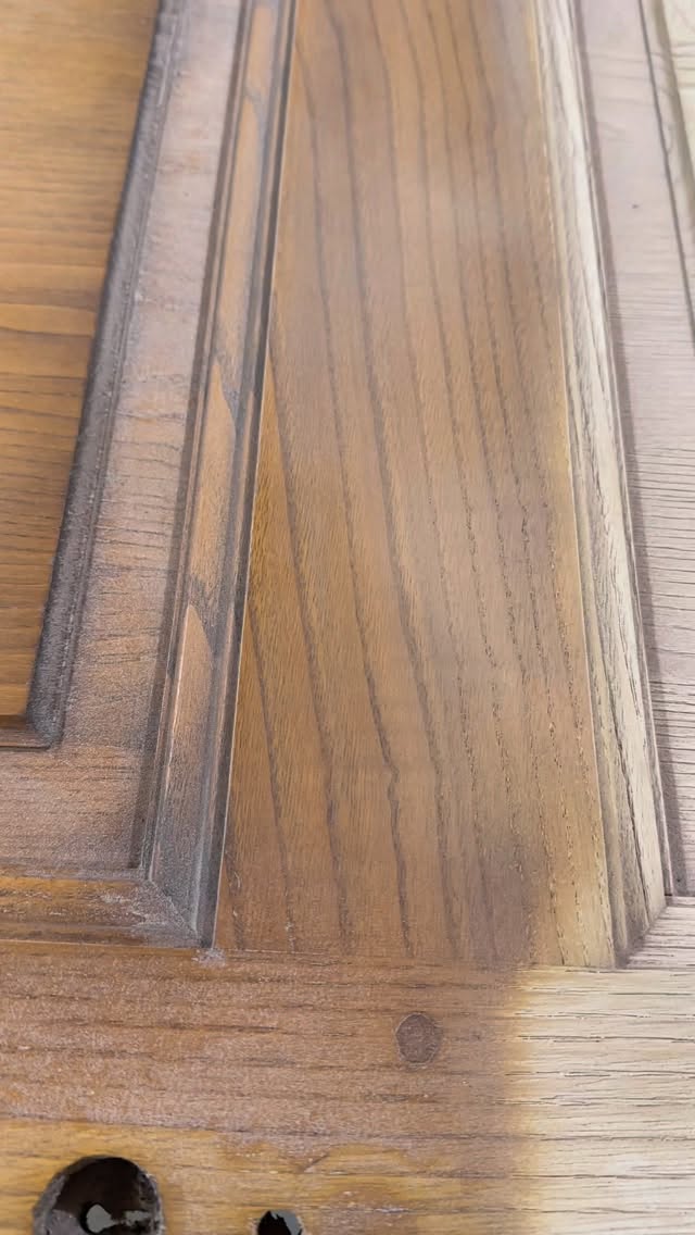 J’ai juste voulu nettoyer un peu… l’aérogommage a carrément reboot la porte. 😂✨
On dirait qu’elle revient de 20 ans de vacances ! #aerogommage #renovation #bois #fyp