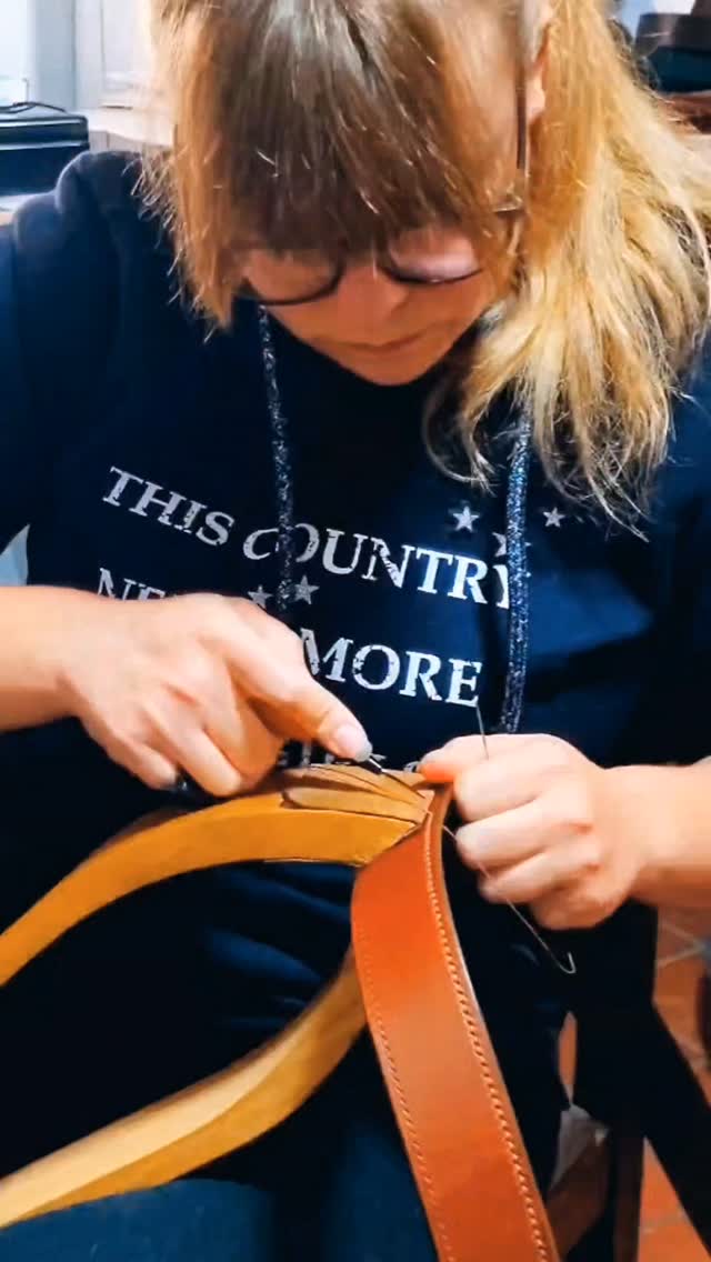 Ça sent doucement la magie de Noël dans l’atelier… ✨
Noël approche à grands pas et les premières commandes sont déjà en train de prendre forme.
Si tu veux offrir une création artisanale vraiment unique cette année, c’est le moment parfait pour t’y mettre.
Début décembre, c’est la limite idéale pour être sûr que ton cadeau soit prêt à glisser sous le sapin le jour J.
Alors si tu hésites encore ou si tu cherches l’idée qui fera mouche, viens en discuter.
On réfléchit ensemble, on choisit les matières, les couleurs, les détails… et on donne vie à un cadeau qui a du sens !
Tu peux me contacter quand tu veux, je suis là pour t’aider à trouver la pièce qui fera briller les yeux de la personne à qui tu l’offriras !
#latelierduharas #artisanatfrançais #sellierharnacheur #faitmainenfrance #cadeaudenoel #ideecadeaupersonnalise #créationsurmesure #madeingard #artisanatdart #cuir #Cheval #chien #ceinture #savoirfaireartisanal #cadeauunique #noelapproche