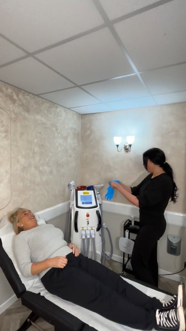 ✨ THE CARBON LASER FACIAL GLOW-UP ✨
Full treatment from start to finish — one of the most satisfying facials to watch and even better to experience.
My client said:
“I could see a result straight away. It was worth the money and I’d definitely have it again.”
This facial is perfect if you want:
▪️ Brighter, clearer skin
▪️ Tighter pores
▪️ Oil + congestion reduction
▪️ Instant smoothness
▪️ A fresh, clean glow
• Suitable for most skin types
• Medical led clinic based in Scunthorpe
• CURRENTLY ON OUR CHRISTMAS OFFERS 🎄 schedule an appointment online at www.ceteaesthetics.co.uk
Perfect for those upcoming Christmas events as results are seen QUICK ✨ and the best part?
You also get long-term skin benefits with each session
-
#CarbonFacial #CarbonLaserFacial #HollywoodFacial #InstantGlow #GlassSkinGoals #ChristmasGlowUp #PartySeasonReady #SkinRejuvenation #LaserFacial #SkinTreatmentsUK #AestheticClinicUK #ScunthorpeAesthetics #NorthLincolnshire #GlowingSkinUK #ClearSkinJourney #PoreTightening #LaserSkincare #CeteAesthetics