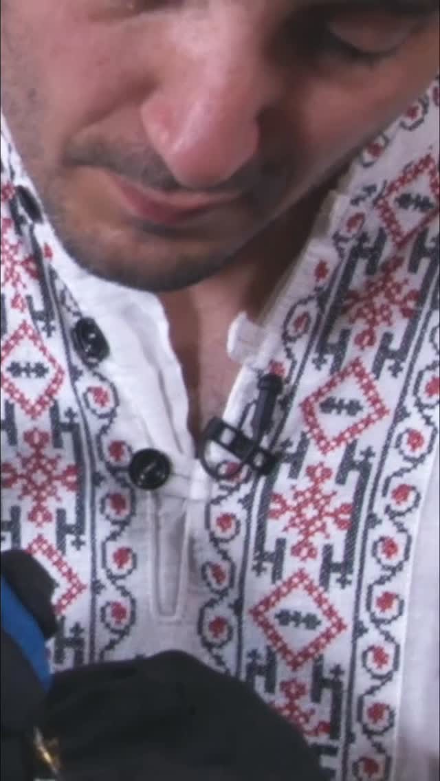 ✨ #GuestArtist – @bogdan_paul , acum 6 ani ✨
Uneori, pasiunea își găsește drumul încă din copilărie. Așa a fost și pentru Bogdan Paul, care la doar 11 ani își făcea singur primul tatuaj… în timp ce avea de făcut tema la matematică. 😅
Influiențat de tatuajele tribale pe care le văzuse, și-a spus simplu: “Dacă alții pot cu un ghimpe, pot și eu cu un ac.”
Și așa a apărut pe piciorul lui un mic păianjen – primul tattoo, prima scânteie.
La orele de sport, colegii se uitau la el ca la ceva… nemaivăzut. Pentru Bogdan, sentimentul era unic: avea pe piele ceva ce ceilalți nici nu înțelegeau încă. 🔥
De acolo a început totul. Azi, povestea lui continuă pe pielea a mii de oameni.
🎥 Fragment din emisiunea Guest Artist – un reminder că marile pasiuni pornesc din cele mai neașteptate locuri.