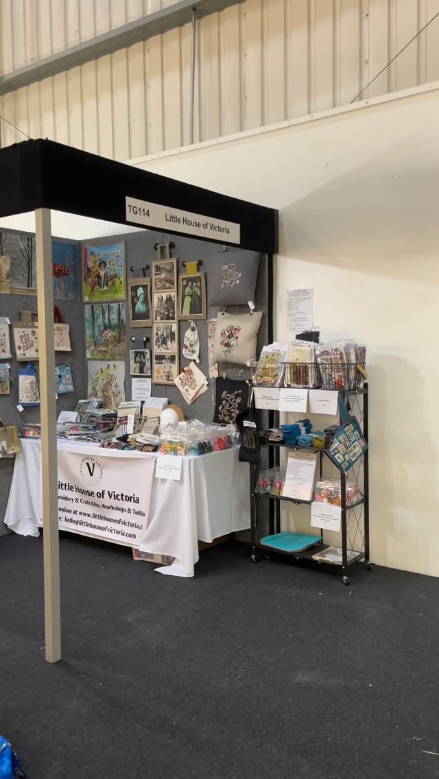 All set up for tomorrow at Harrogate's Knit & Stitch show. I'm on the first corridor as you burst through the front door, just opposite Anne Kelly's absolutely beautiful stand ❤️
We open at 10am, and I'm so looking forward to it!
@knitandstitchshows #harrogate #knittingandstitchingshow #embroidery