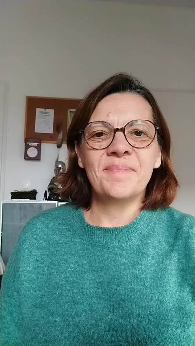 Je reposte cette video pour vous parler de l'atelier d'écriture de soi de @dot_pierson : c'est lors de cet atelier que j'ai écrit le texte que je lis ici. J'ai fait cet atelier l'an dernier et je l'ai adoré. C'est un magnifique rendez-vous avec soi-même et je vous le recommande vivement: il reprend demain soir et il reste de la place.
L’atelier d’écriture de soi : c’est 2 mois d’exploration intérieure.
Un rendez-vous hebdomadaire sur Zoom, en petit groupe,où tu viens poser tes mots, ton histoire, ta vérité.
Chaque séance, Dorothée te guide à travers des exercices d’écriture,
des questions qui bousculent, des partages qui relient.
Tu n’écris pas seul·e : tu fais partie d’un cercle où les mots réparent, où les silences deviennent lumière,
où le “je” s’apaise, se comprend, se transforme.
Vraiment c'est un moment de reconnexion à soi et d'ouverture d'un espace de créativité simple, bienveillant et profond à la fois. Vous pouvez y aller les yeux fermés!