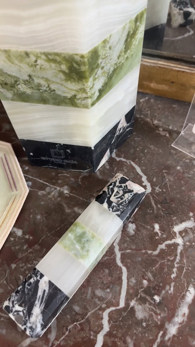 ISKA, notre talisman en pierre naturelle, pensé pour protéger, embellir et traverser le temps.
À poser ou à fixer comme une mezouza, avec la force de l’onyx et du marbre.
L’objet est en précommande dans Nouveautés sur notre site.
Livraison fin novembre / début décembre, juste à temps pour les fêtes.
Un cadeau précieux, chargé de sens. 🌿