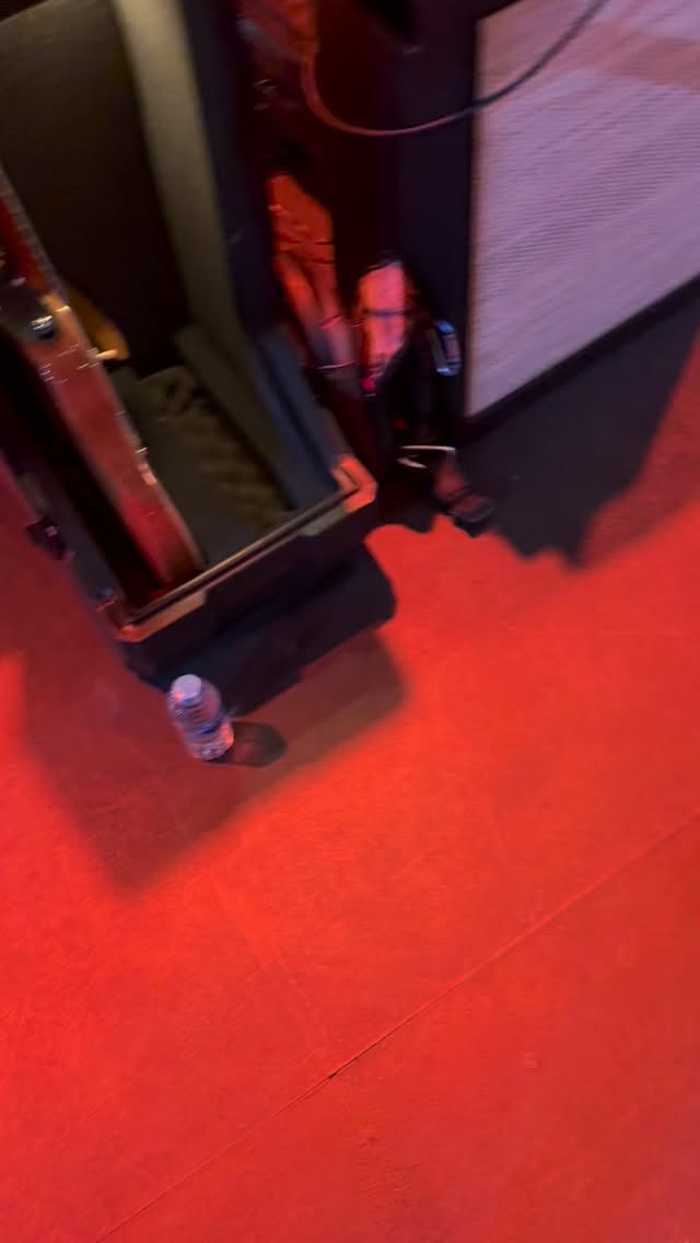 A quick behind the scenes look before soundcheck in Indonesia.
#Jakarta Indonesia
#DonMoen
#Line6
#Jakarta, Indonesia
#DonMoen
#Line 6