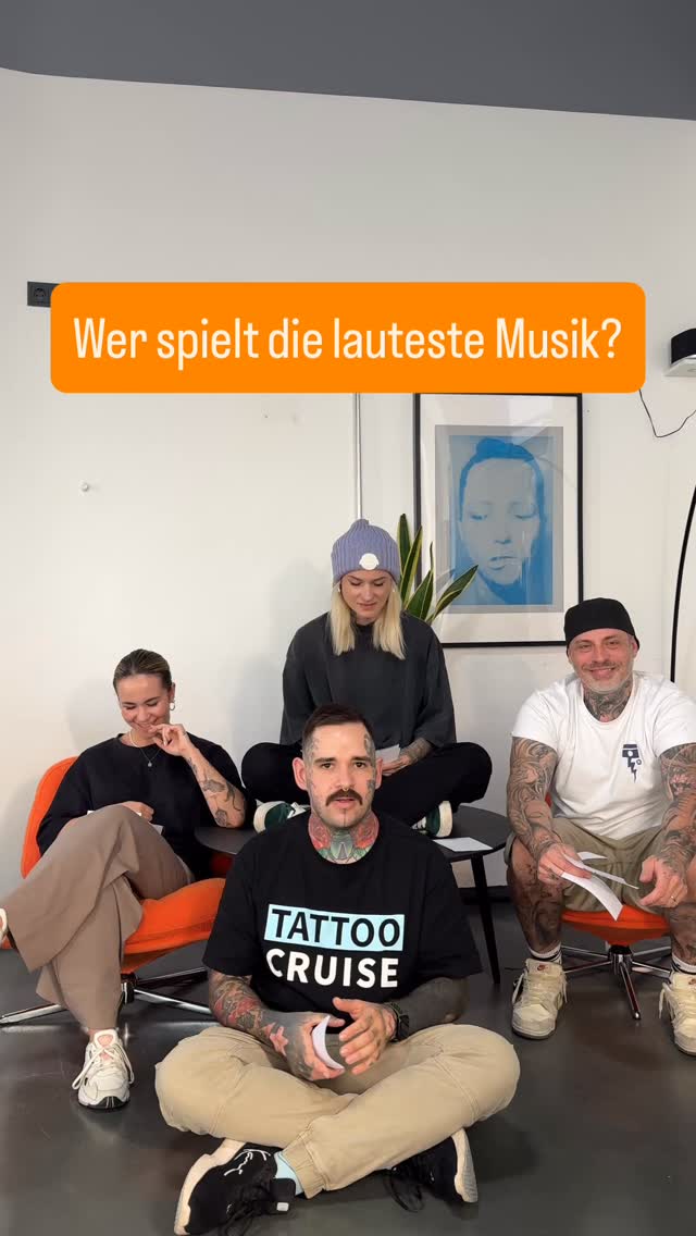 PART 1 ....Wer im Team hat den schlechtesten Musikgeschmack?
Wer kommt immer zu spät?
Und wer frisst heimlich die Snacks aus der Studio-Küche?! 👀😂
Wir haben uns den härtesten Fragen von @inked_lorena gestellt und die Wahrheit ans Licht gebracht.
Spoiler: Wir hätten NIE gedacht, wie sehr wir uns gegenseitig verraten. 🤣💉
Willkommen bei The Pigment Gallery – wo Tattoos gestochen werden, aber die Antworten noch mehr weh tun. Da es eine spontan Aktion von @inked_lorena war, war diesmal unsere wunderbare @vickyhope_tattoo nicht mit dabei... aber bald 😏. #tattooshop #tattoolover #tattooartists #tattooshoplife