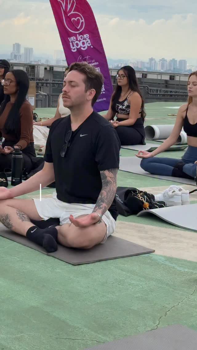 Dia de Yoga com @mercadolivre e @principiaskincare em um heliponto em São Paulo. A experiência foi incrível! Diversas afiliadas(os) aproveitaram esse momento único com muita leveza, energia boa e proteção solar garantida🖤🤍 Obrigado pela aula @weloveyogastudio e pelo convite @lucasruziska ✨
#yoga #principia #mercadolivre @mercadolivreafiliados #principiaskincare #heliponto