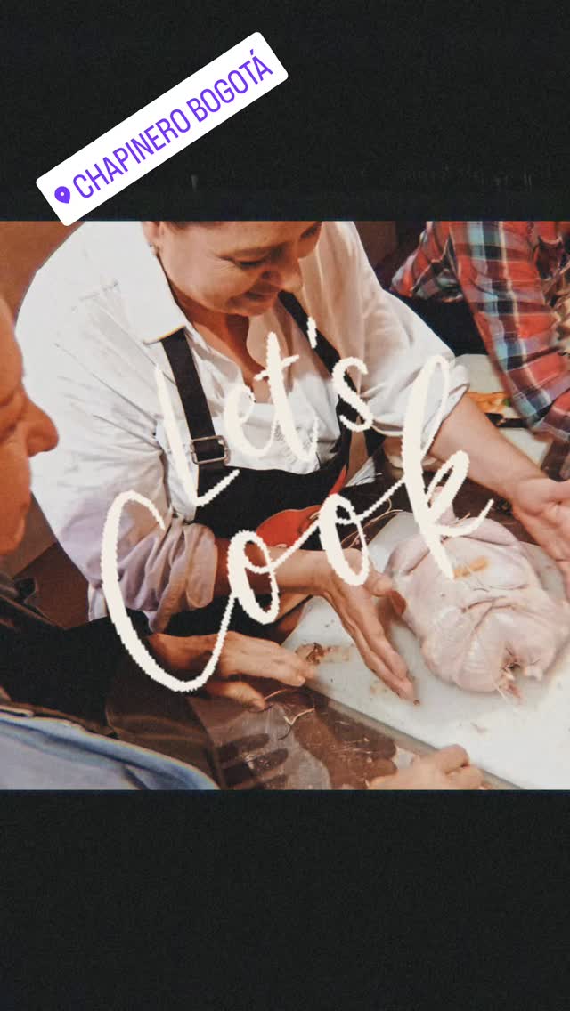 ✨ ¡Gracias totales! ✨
Hoy vivimos una jornada increíble en nuestro Taller de Pollo Relleno, llena de sabores, aprendizaje y buena energía.
Agradecemos profundamente a cada participante por su entusiasmo, compromiso y disposición para aprender y crear.
💛👩🍳👨🍳
Ustedes son la razón por la que estos espacios valen la pena.
¡Nos encanta verlos crecer, disfrutar y compartir esta pasión por la gastronomía! 🔥🍗✨
Nos vemos en el próximo taller.
¡Seguimos cocinando sueños! 🙌
#️⃣ #AsonalChefsColombia #GastronomíaConPasión #TalleresQueTransforman