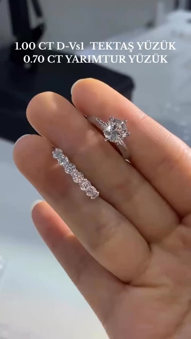 ✨KASIM AYINA ÖZEL✨
D-VS1 Lab Grown Pırlanta kalitesini parmağınızda taşıyın. En yüksek renk (D) ve gözle kusursuz berraklık (VS1) ile uluslararası sertifikalı bu yüzükler, 14 Ayar Altın üzerine titizlikle işlenmiştir.
✨ **Tektaş ve Yarım Tur Set Fiyatları:**
1️⃣ **Tektaş Yüzük:** 1.00 CT D-VS1 Lab Grown Pırlanta
**Fiyat:** 32.499₺
2️⃣ **Yarım Tur Yüzük:** 0.70 CT D-VS1 Lab Grown Pırlanta
**Fiyat:** 26.900₺
İster ayrı ayrı, ister mükemmel bir set olarak kullanın! İnanılmaz fiyatlarla etik ve birinci sınıf lüks.
💌 Bilgi, sipariş ve set indirimi için hemen DM gönderin.
#yüzük #kupe #kolye #bileklik #diamond #suyolu #tektas #tektaşyüzük #beştaş #bagetpirlanta #rings #necklake #nisanyüzğü💍 #pırlanta #labaratuvar #labaratuvarpırlanta #cvd #gift #hallowen #istanbullabdimaond #diamondlabistanbul