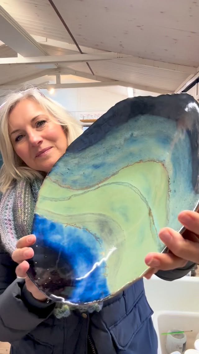 I opened up the kiln to a sparkly lustre firing today… I worked hard yesterday at making the details smaller and neater so that you only discover they are words as you get close. The gold has popped beautifully. I’m so pleased. I’m also just so enjoying these waves of glaze that sweep across the form.
#ceramicorganic #pottery #ceramicstudio #blueceramic #stoneware