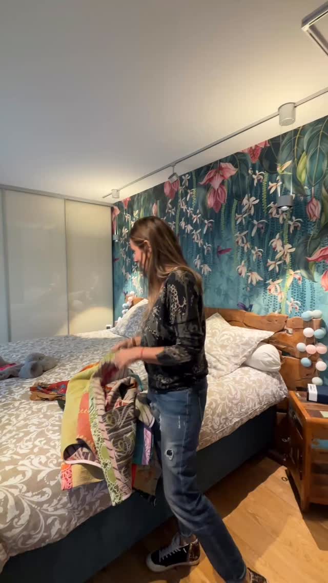 Série de kimonos en Kantha vintage.
Chaque pièce est unique.
Réversible.
Broches amovibles.
#pieceunique #madeinfrance #artisanatfrancais #nice #mauvaisoeil #madeinfrance🇫🇷 #smiley #love #bandana #leopard #kantha #indianfabrics