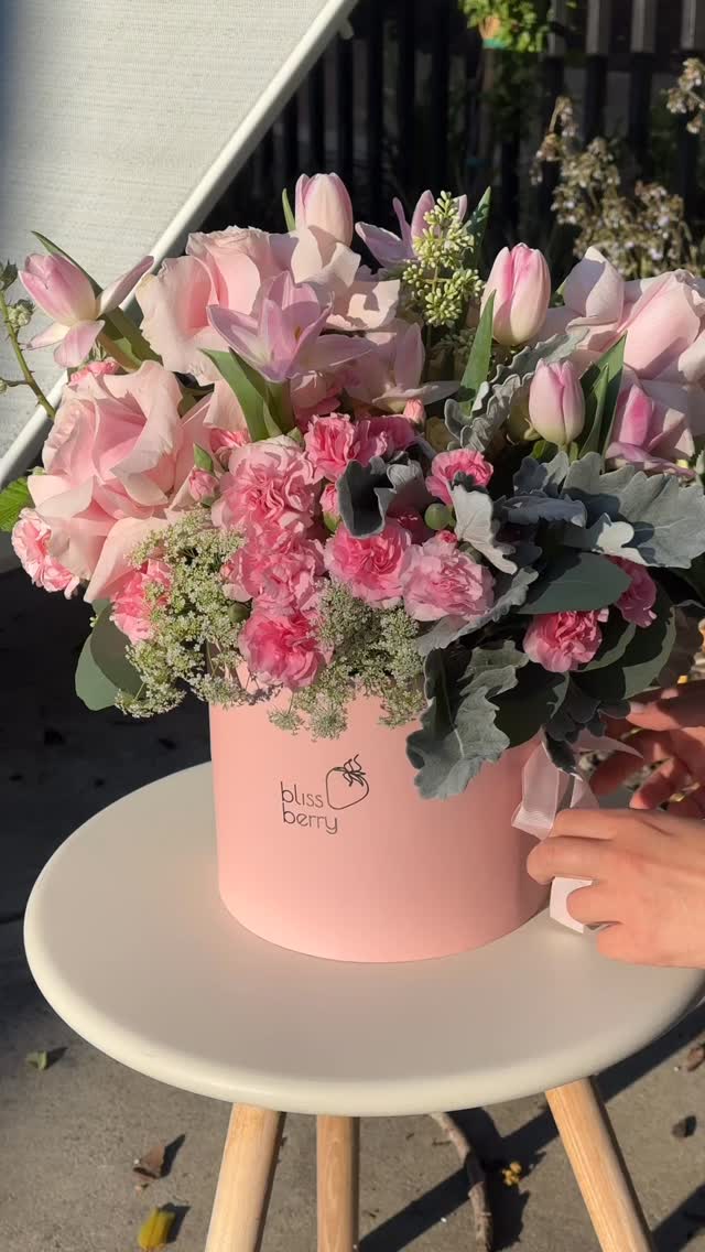 ✨ GIVE THE PERFECT UNIVERSAL GIFT! ✨
Flowers + chocolate treats — a timeless classic that always brings joy 💐🍫
And when it’s chocolate-covered strawberries, stuffed dates, or our signature Dubai-style chocolates — pure bliss is guaranteed!
We can create a bouquet for any occasion:
🎁 For him — elegant, minimalist design with rich chocolate and nuts
🌸 For her — delicate tones with flowers and berries
You choose the style — we’ll take care of the taste and beauty 🤍
BlissBerry — gifts made with love.