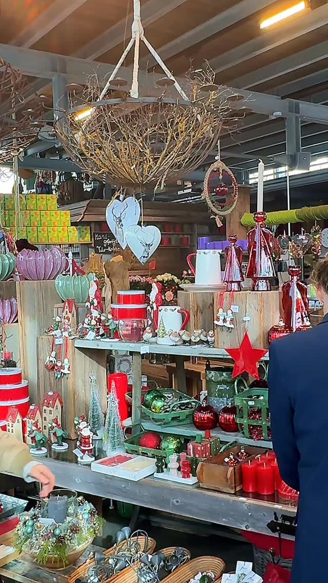 Bei uns gibt’s keinen Weihnachtsmarkt –
wir sind der Weihnachtsmarkt. ✨🎄
Ab sofort bis ins neue Jahr findet ihr bei uns alles,
was ein Zuhause richtig festlich macht:
Deko, Licht, Kugeln, Kränze, Ideen… und kulinarische Leckereien… einfach alles.
Und das Beste?
Zwischendurch gibt’s Kaffee & Kuchen im unserem festlich dekorierten Landcafé.
So macht Weihnachtsshopping wirklich Spaß.
Kommt vorbei und taucht ein in unsere Weihnachtswelt. ✨
Wir freuen uns auf euch.
Euer Markthalle Wassmer Team
#markthallewassmer #weihnachtsdeko