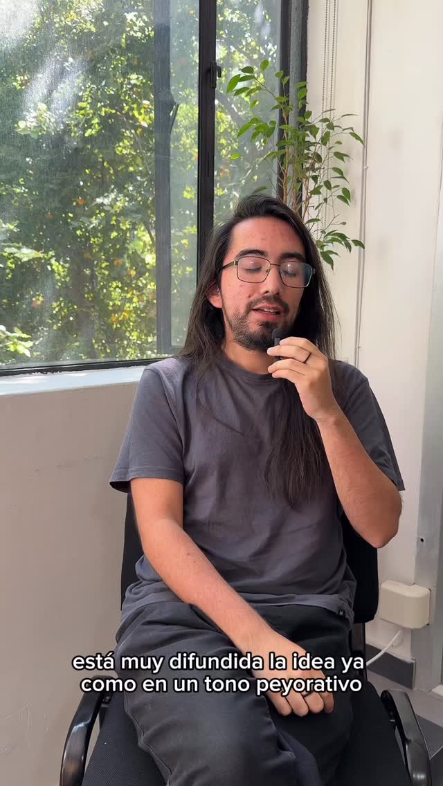 🌿 “Esta generación se está terapiando”… y qué bueno que así sea.
Durante mucho tiempo, crecer significó adaptarse a patrones heredados, callar lo que dolía y simplemente sobrevivir. Hoy, cada vez más personas están decidiendo mirar hacia adentro, cuestionar lo aprendido y buscar una manera más amable de estar en el mundo.
Terapia no es un signo de debilidad, es un acto de valentía.
Es elegir una vida emocional más consciente, más libre y más conectada.
En Centro Hanami contamos con un equipo interdisciplinario que acompaña estos procesos desde un enfoque cercano, humano y respetuoso de tu historia.
Porque tu bienestar es único, y tu camino también. 🤍
📲 Si quieres comenzar o retomar tu proceso, estamos aquí para ti.