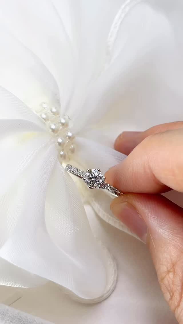 ขอบคุณคุณ Pumpum สำหรับออเดอร์แหวนแต่งงานสวยๆวงนี้นะครับ • แหวนเพชรชู กระเปาะลายดอกไม้ GIA 0.50กะรัต น้ำ100 D color VS2 3EX NONE พร้อมฝังเพชรบ่าข้างที่ก้านแหวน ใส่แล้วสวย เพชรระยิบระยับเต็มนิ้วมากๆครับ • 18K White Gold ✨💍
.
Budget : 5x,xxx THB +/-
.
ลูกค้าที่สนใจแวะมาชมสินค้า รบกวนนัดหมายล่วงหน้าก่อนนิดนึงนะครับ ☺️
.
ตัวเรือนทองแท้18K พร้อมเพชรใบเซอร์ GIA สำหรับขนาด 0.18 กะรัตขึ้นไปทุกเม็ด
.
หน้าร้านใกล้ BTS เพลินจิต พร้อมบริการหลังการขายทุกเรื่อง ดูแลลูกค้ามาแล้วกว่าสองพันคู่ ชมรีวิวจากลูกค้าได้ที่ >> https://www.minimojewelry.com/testimonial
.
ดูแบบแหวนทั้งหมดได้ที่ —> https://www.minimojewelry.com/weddingringsdesign
.
** แถมฟรี เลเซอร์สลักชื่อ เลือก Font ที่ชอบได้
** พร้อมกล่องแหวนสวยๆสำหรับเข้าพิธี
.
💎 Inbox: m.me/minimo.jewelry
💎 Line: @minimo.jewelry (มี @)
💎 Web: http://minimojewelry.com
💎 Call: 092-456-9509
.
** เนื่องจากงานของทางร้านเป็นงานสั่งทำตามความต้องการของลูกค้า ราคาจึงอาจมีการปรับเปลี่ยนตามดีไซน์ สเปคเพชร ไซส์แหวน และราคาทอง/เพชร ในแต่ละช่วงเวลาครับ
.
#minimojewelry #แหวนคู่ #แหวนแต่งงาน #แหวนเพชร #แหวนหมั้น #diamond #diamondring #แหวนเพชรแท้ #เพชรGIA #engagementring #ทองแท้ #เพชรแท้ #weddingring #เพชรแท้ราคาโรงงาน #แหวนเพชรGIA #weddingring #แหวนชู #แหวนหมั้น #ring #ใบเซอร์gia #เพชรน้ำ100 #งานแต่งงาน #เซอร์ไพรส์ขอแต่งงาน #ขอแต่งงาน #ແຫວນແຕ່ງງານ #ງານແຕ່ງດອງ #ຮ້ານເພັດ #ແຫວນແຕ່ງດອງ