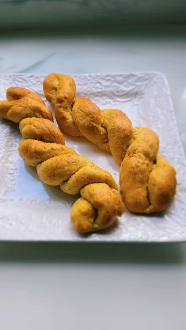 🥖✨ ¡Llegó Trenzahar!
La nueva creación artesanal de Amaranto que te va a enamorar desde el aroma.
Nuestra Trenzahar es una trenza 100% libre de gluten, elaborada con ingredientes naturales, un toque dulce y cálido de canela, y la fragancia delicada de azahar que la hace única y absolutamente irresistible.
Es suave, esponjosa y perfecta para acompañar tu café, para un desayuno especial o para darte un gustito dulce de vez en cuando.
💛 En Amaranto hacemos pan con alma, con tiempo… y con magia.
📲 Pídela por WhatsApp: 9202-9713
✨ Entregas a domicilio cada martes y viernes
#AmarantoBakeryHN #Trenzahar #PanSinGlutenHN #PanDeAutor #Azahar #PanArtesanalHN #GlutenFreeHonduras #HondurasEmprende #PanArtesanal #SinGlutenEsMejor #WomenOwnedBusiness