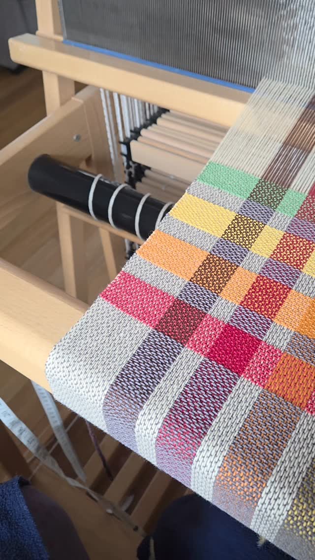A play on color. Gray and rainbow weft to see how the colors play out. This is the fun part.
#sunriselodgefiberstudio #weaversofinstagram #weaving #handweaving #handmade #cotton #kitchendecor #threadtherapy #inprogress #turnedtwill